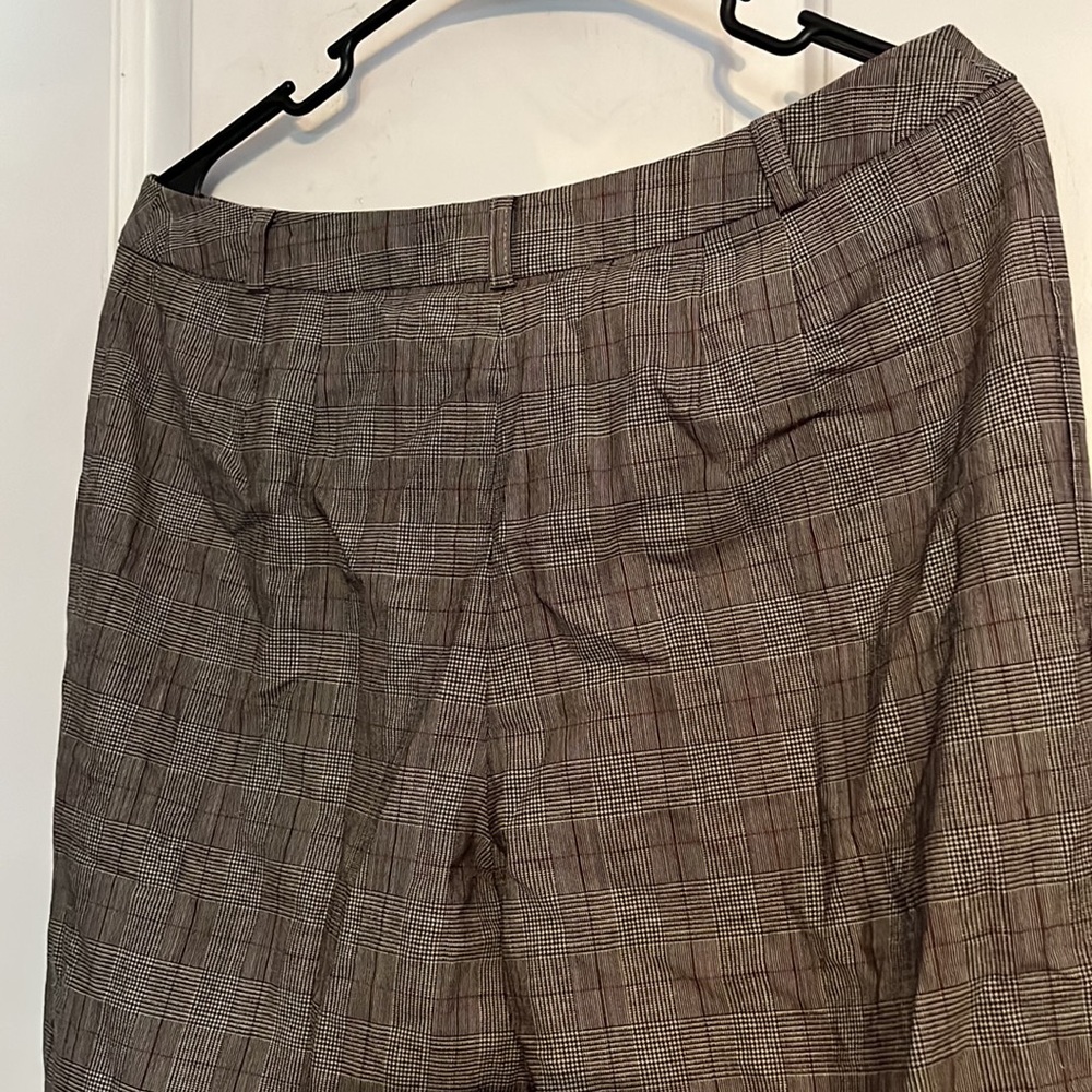 Ann Taylor loft stretch size 10 gray, black and red plaid pants. Gently worn. - Picture 4 of 6
